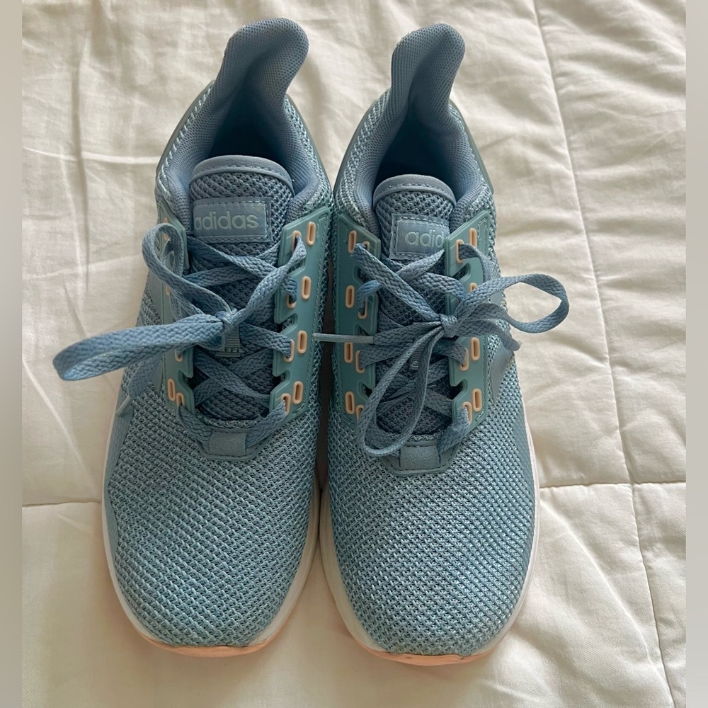 2 pairs women’s sneakers 👟